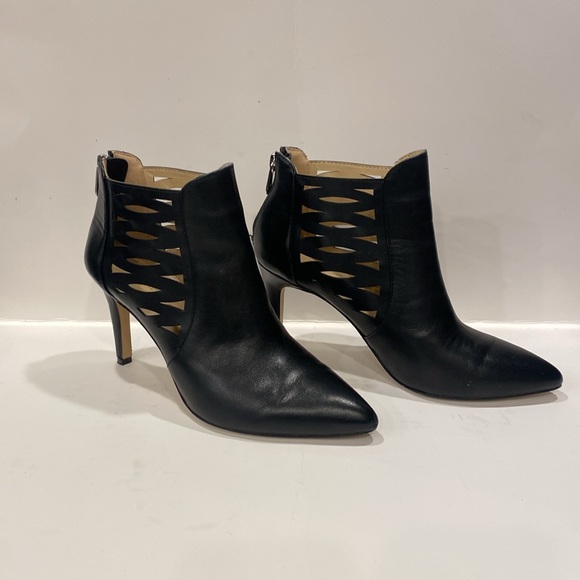 Gently worn like new Adrienne Vittadini black leather boot. - Picture 3 of 10